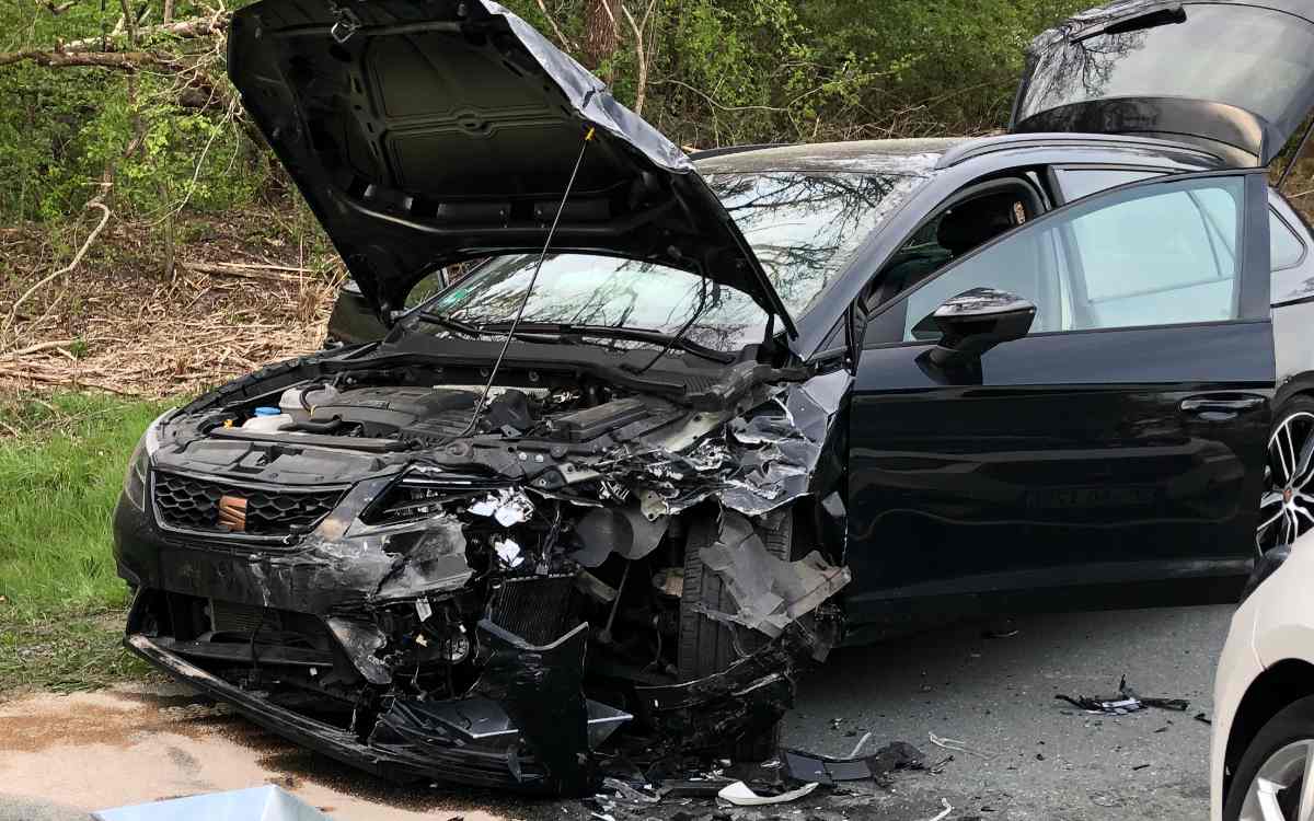 Bei dem Unfall trat teilweise erheblicher Blechschaden auf. Bild: Michael Kind