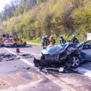 Am Donnerstagmorgen (28.04.2022) kam es auf der B26 in Höhe Eschenbach bei Eltmann (Lkr. Haßberge) zu einem Frontalzusammenstoß zwischen zwei Autos. Foto: NEWS5/Merzbach