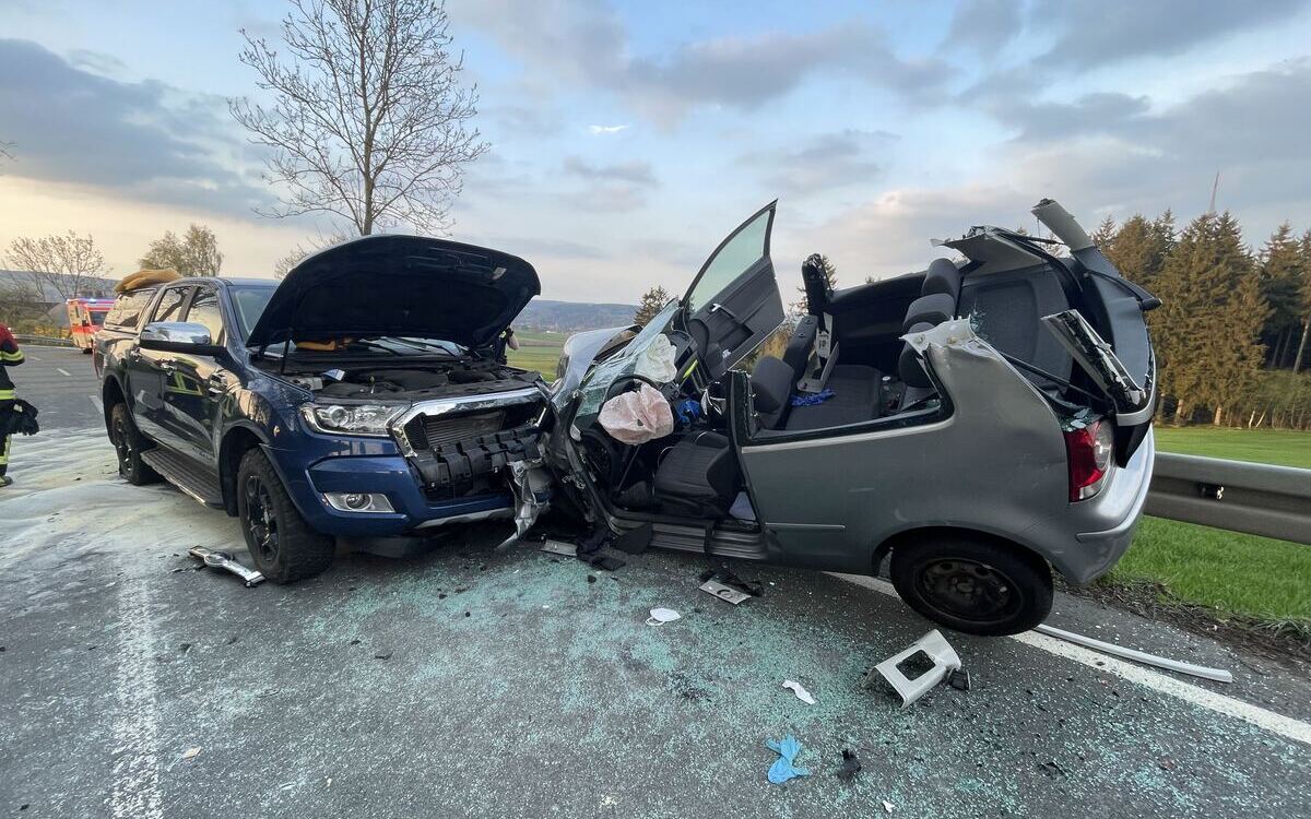 Zu einem schweren Verkehrsunfall ist es am Donnerstagabend (05.05.2022) bei Naila im Landkreis Hof gekommen. Foto: NEWS5/Fricke