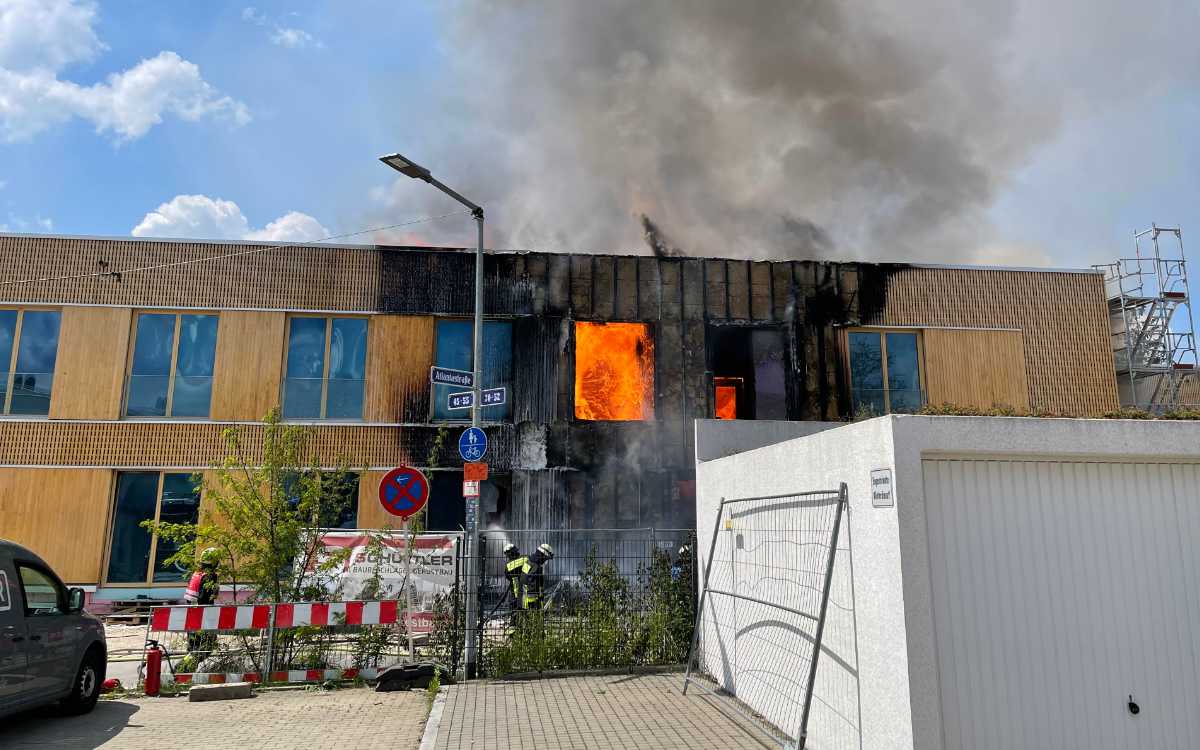 In Nürnberg brannte am Montagnachmittag ein neu gebauter Kinderhort aus. Bild: NEWS5/Bauernfeind