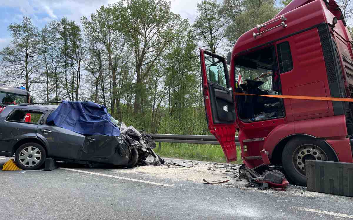 Ein Auto und ein Lkw sind auf der B85 im Landkreis Kulmbach kollidiert. Der Autofahrer kam ums Leben. Bild: NEWS5/Fricke