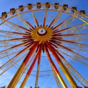 In einem Riesenrad auf der Regensburger Maidult wurden am Freitag (14. Mai 2022) zwei Personen vergessen. Symbolbild: Pixabay