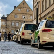 Taxifahren in Bayreuth könnte bald teurer werden. Taxen wie die in der Schulstraße leiden unter hohen Spritpreisen. Bild: Jürgen Lenkeit