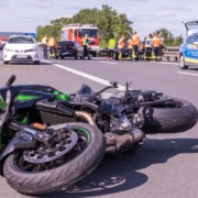 Auf der A73 im Landkreis Forchheim stießen ein Motorrad und mehrere Autos zusammen. Bild: News5/Merzbach