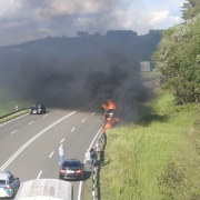 Am Mittwochabend (25.05.2022) kam es auf der B15 bei Hof zu einem Fahrzeugbrand. Foto: NEWS5/Fricke