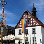 Pride Month Juni: In immer mehr Gemeinden im Landkreis Bayreuth (im Bild: Altes Rathaus in Pegnitz) weht die Regenbogenfahne als Zeichen von Toleranz und sexueller Vielfalt. Bild: Jürgen Lenkeit
