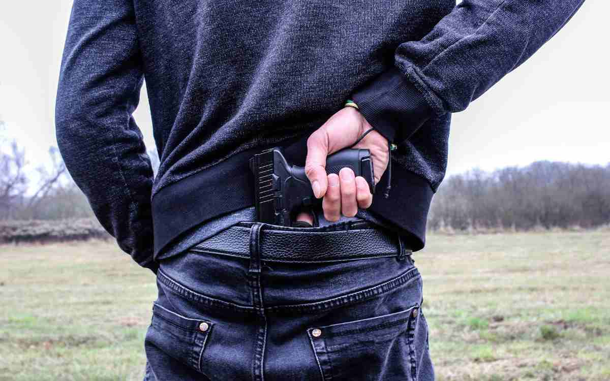 In Nürnberg hat ein 16-jähriger Jugendlicher am Dienstag (7. Juni 2022) einen zivilen Polizisten mit einer Pistole bedroht. Symbolbild: Pixabay