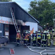 Am Sonntagabend (12.06.2022) kam es in Wunsiedel (Lkr. Wunsiedel im Fichtelgebirge) zu einem Brand in der Schreinerei Scherm. Foto: NEWS5/Fricke