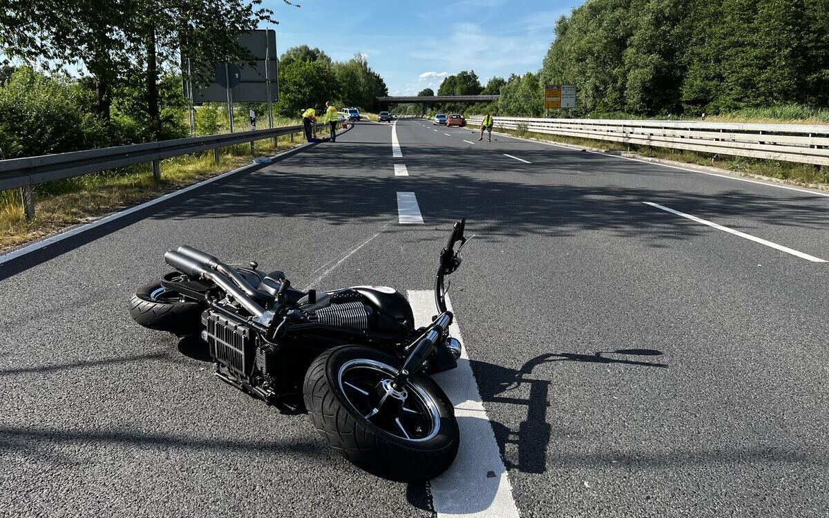 Am Sonntagnachmittag (12.06.2022) verursachte ein Geisterfahrer auf der B4 zwischen Bamberg und Coburg einen schweren Unfall. Foto: NEWS5/Merzbach
