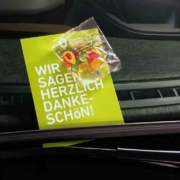 Gummibärchen für die, die richtig parken: Der In Oberfranken, Mittelfranken, der Oberpfalz und Niederbayern werden Richtigparker am 18. und 19. Juni 2022 belohnt. Bild:Julia Rösch/ZV KVS Oberpfalz