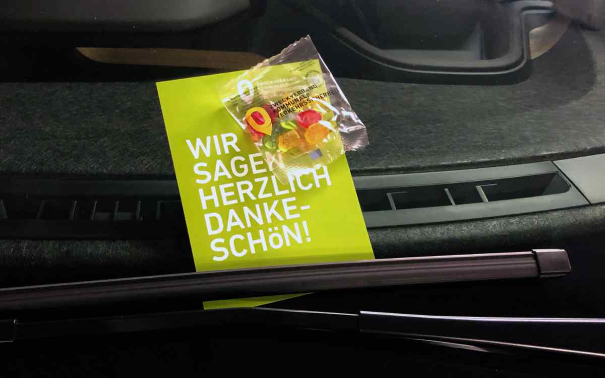 Gummibärchen für die, die richtig parken: Der In Oberfranken, Mittelfranken, der Oberpfalz und Niederbayern werden Richtigparker am 18. und 19. Juni 2022 belohnt. Bild:Julia Rösch/ZV KVS Oberpfalz