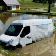 In Wunsiedel ist am Sonntag (12. Juni 2022) ein Kleintransporter in einen Teich gerollt. Bild: Polizei Wunsiedel