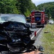 Schwerer Unfall bei Bad Berneck (Kreis Bayreuth): Am Dienstagmittag (14. Juni 2022) stießen drei Fahrzeuge auf der B303 in Richtung Bischofsgrün zusammen. Bild: NEWS5/Fricke