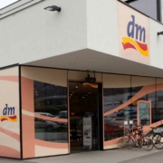 dm Drogeriemärkte in ganz Deutschland mussten am Dienstag (14. Juni 2022) wegen IT-Fehler am Morgen geschlossen bleiben. Symbolbild: dm dm-drogerie markt GmbH + Co. KG