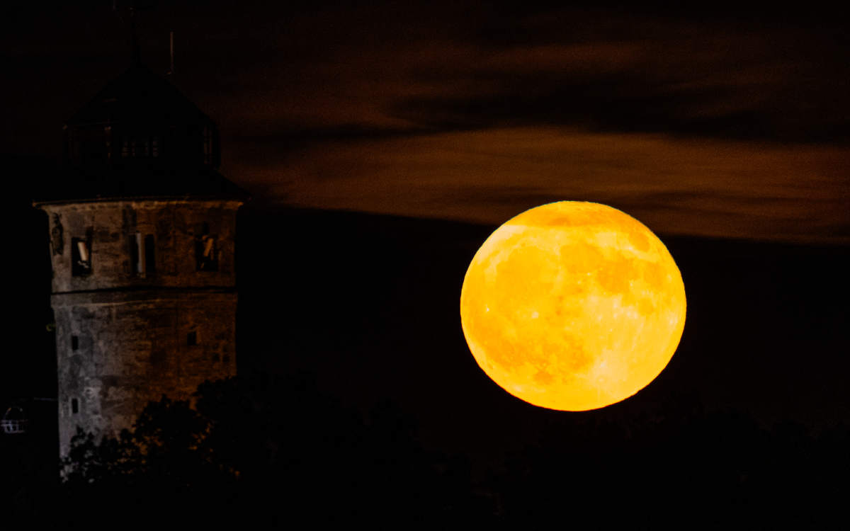 Erdbeermond 2022 in Oberfranken: So sah der Supermond in der Nacht vom 14. auf den 15. Juni 2022 in Bamberg aus. Bild: NEWS5/Merzbach