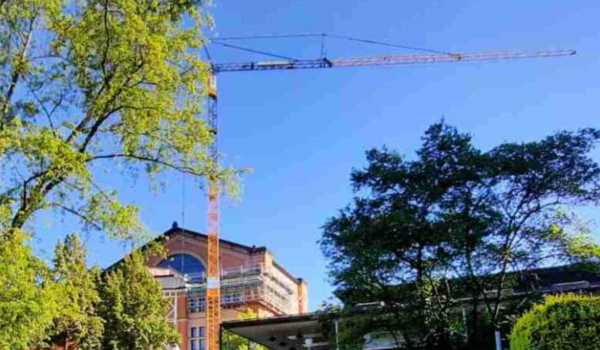 Die Baustelle auf dem Wolfgang-Wagner-Platz vor dem Bayreuther Festspielhaus wird während der Festspiele unterbrochen. Der Kran wird am 23. Juni vorübergehend abgebaut. Bild: Jürgen Lenkeit
