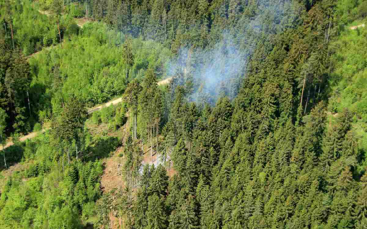 Wegen erhöhter Waldbrandgefahr in Oberfranken kontrollieren ab 16. Juni 2022 mehrere Hubschrauber die Wälder vom Himmel aus. Bild: Peter Stollberg, Regierung von Oberfranken