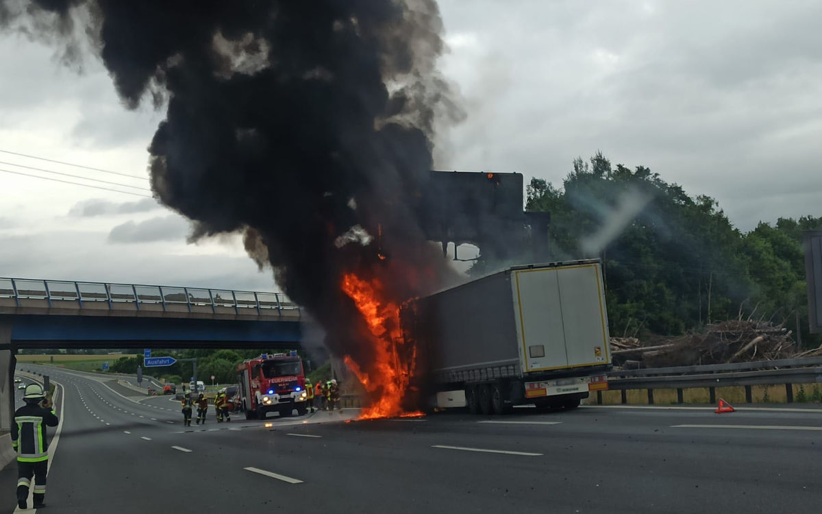 Auf der A9 bei Gefrees stand am Montagabend ein Lkw in Flammen. Bild: NEWS5/Fricke