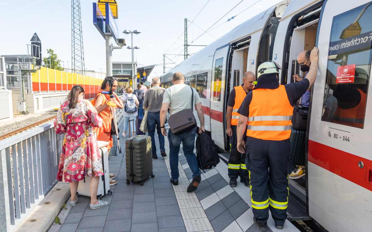 Am Dienstagnachmittag musste bei Forchheim ein ICE evakuiert werden. Bild: NEWS5/Merzbach